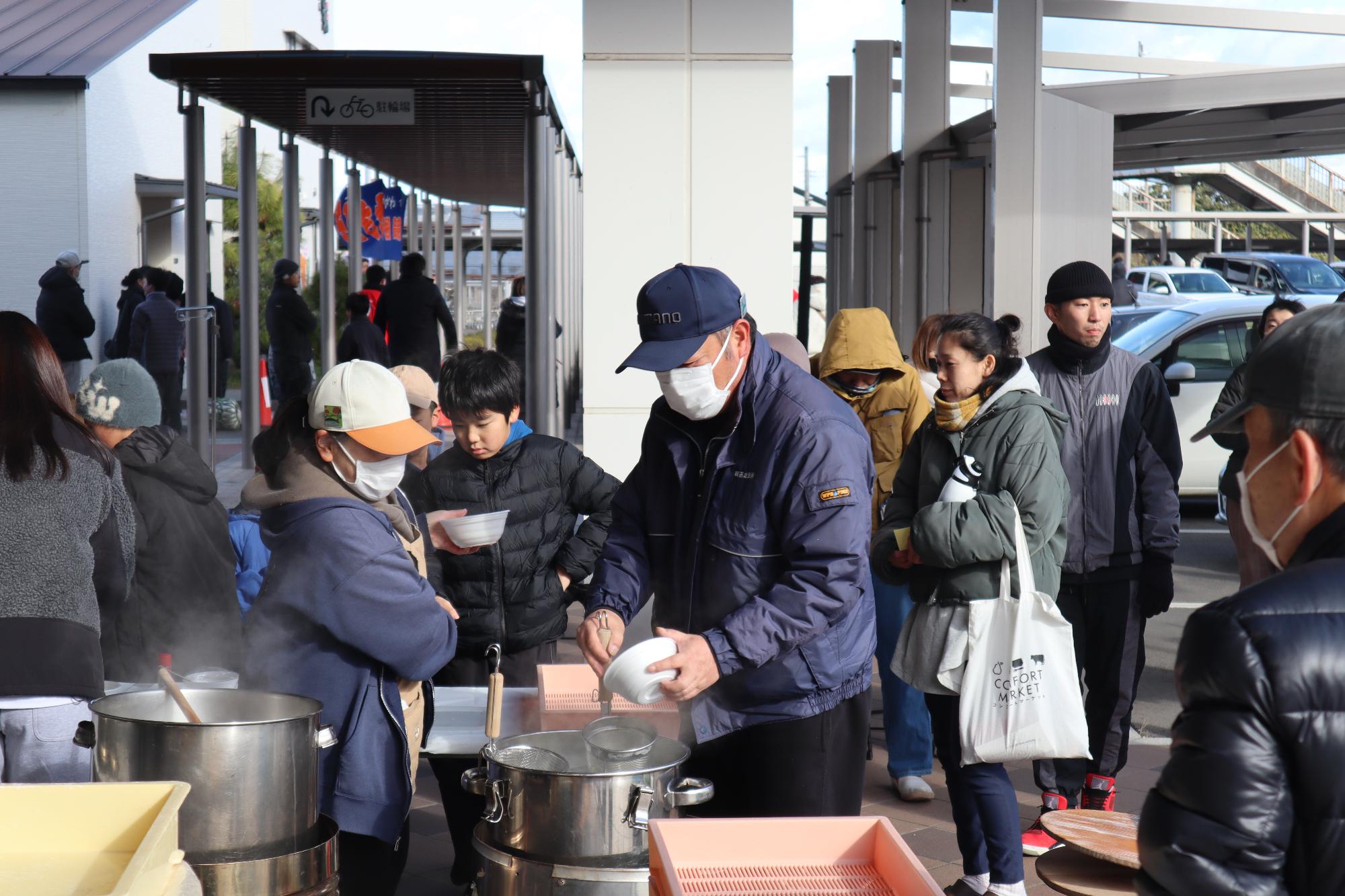 温かいうどんに並ぶ人