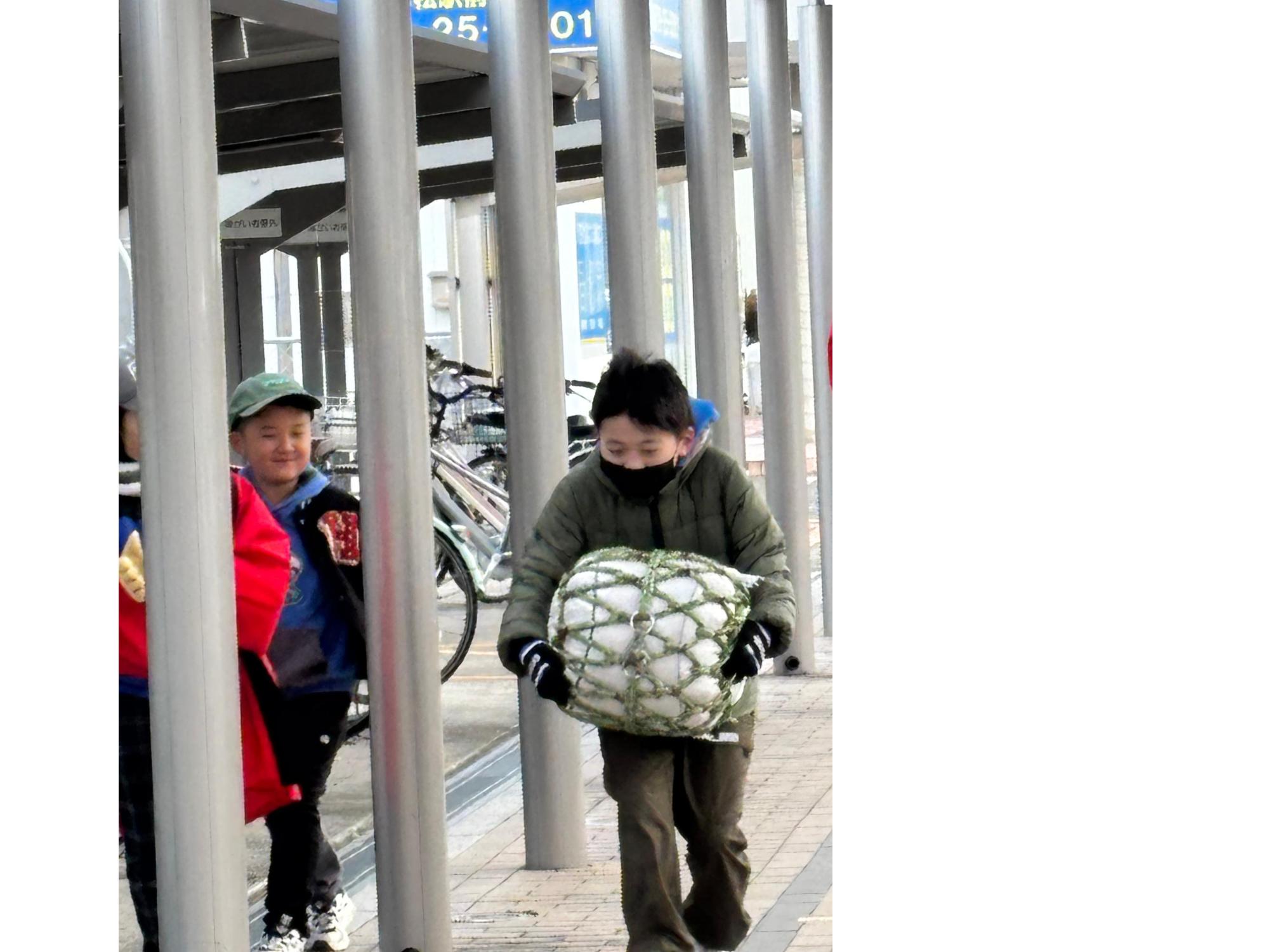 米俵を運ぶ子ども