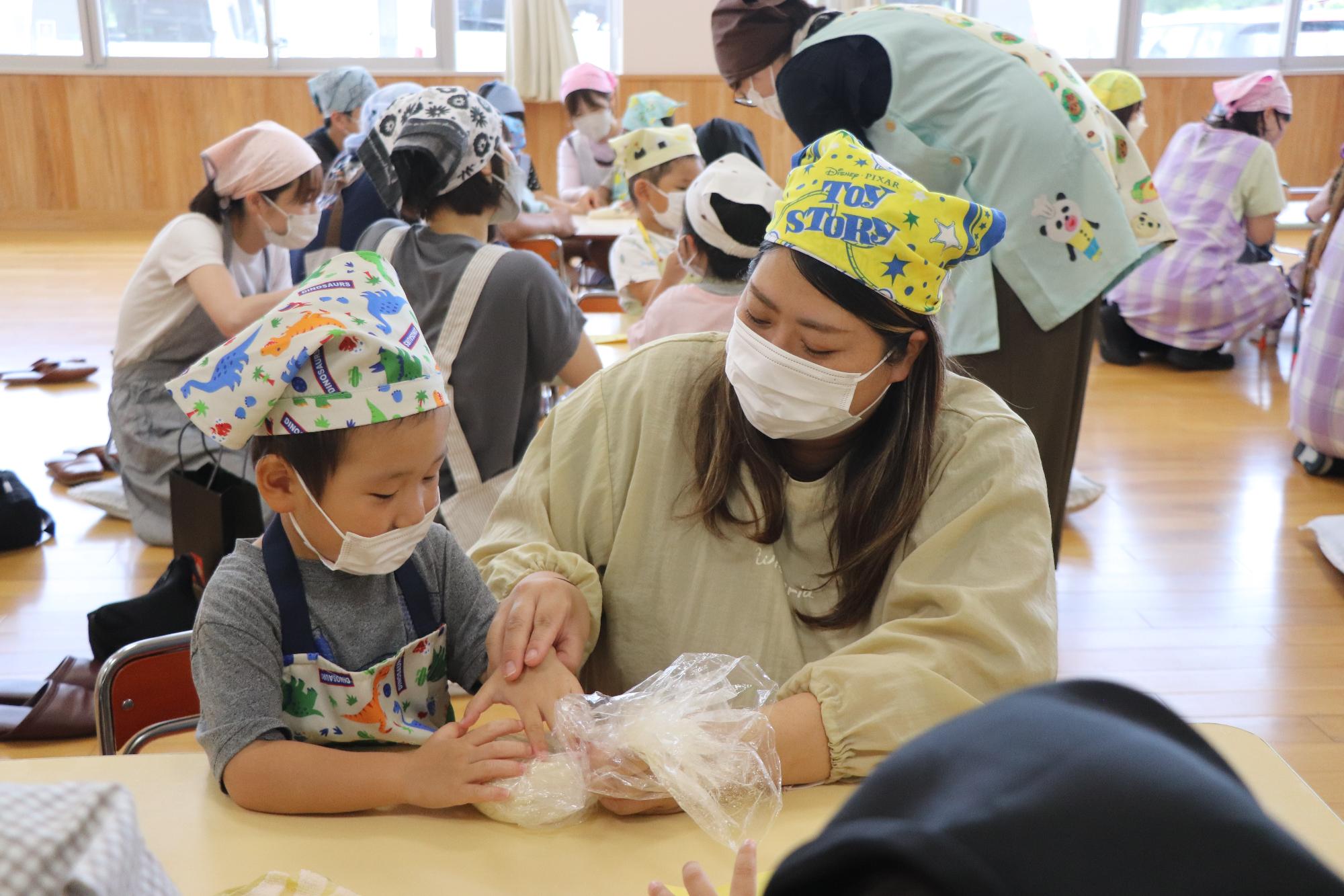 保護者も一緒に捏ねる様子