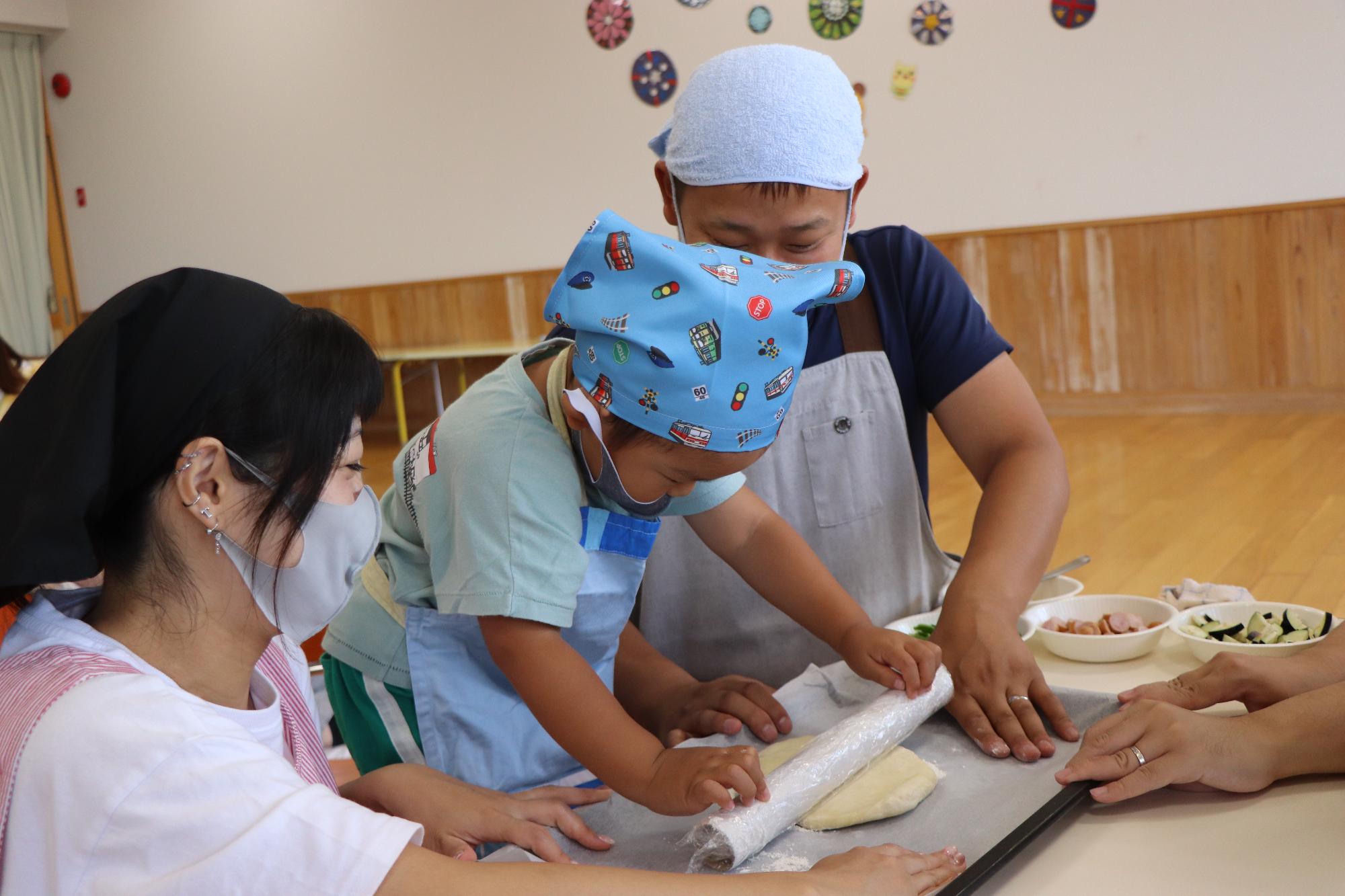 生地を伸ばす作業