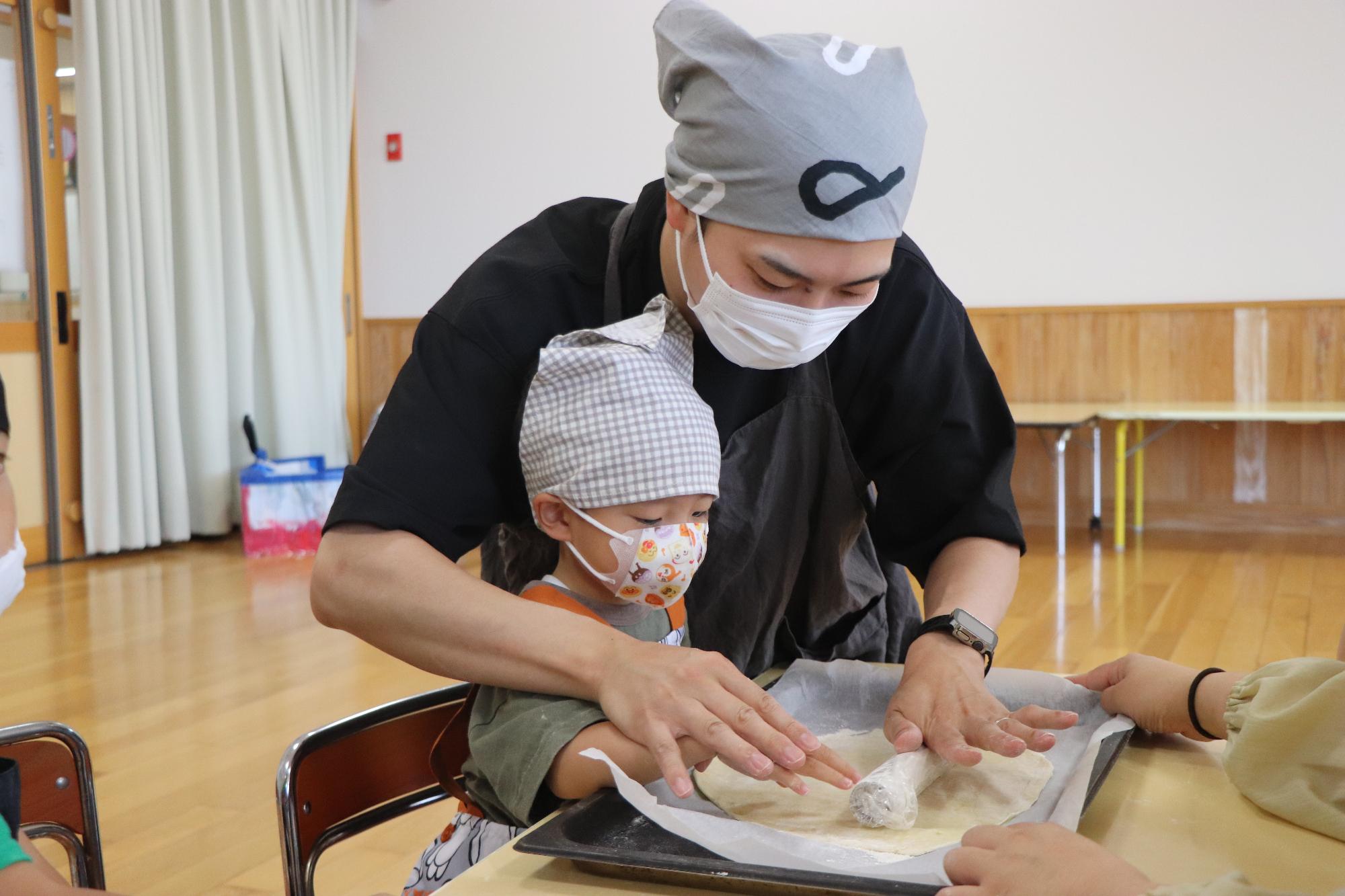 生地を伸ばす作業