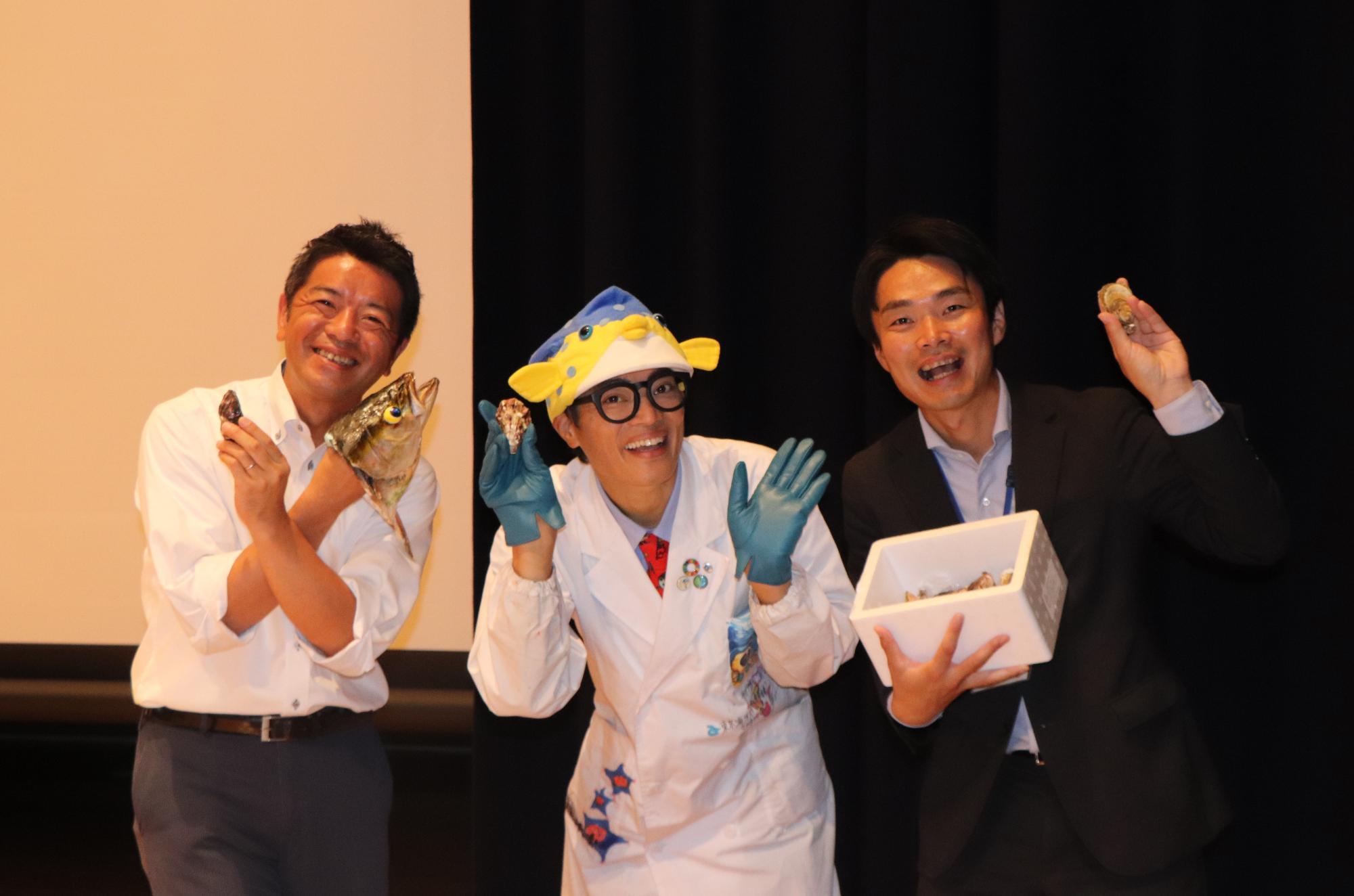 プレゼントを手に記念撮影