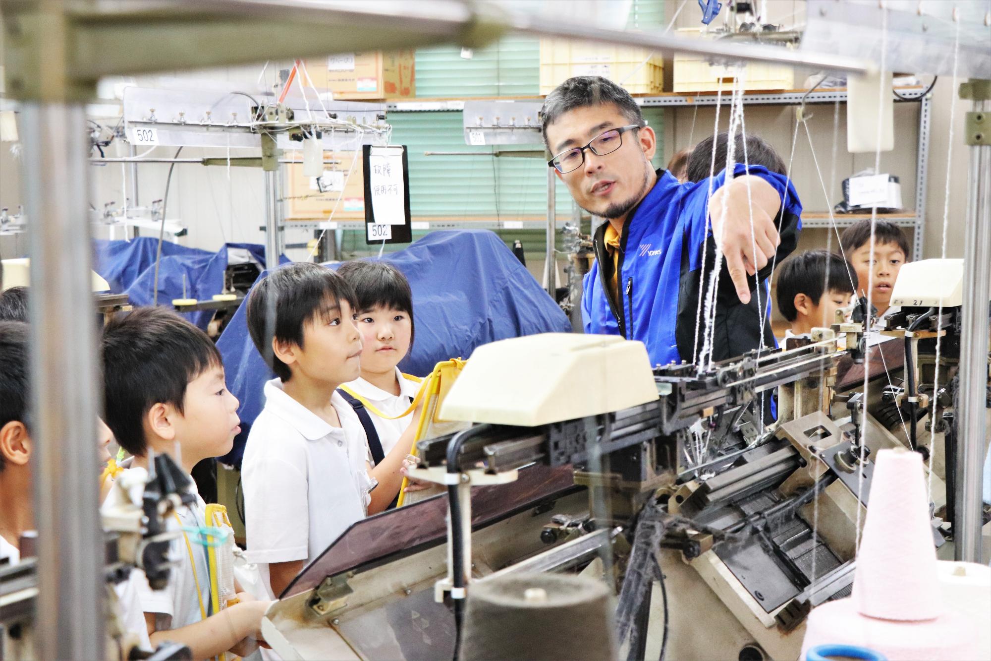 小学生の手袋工場見学