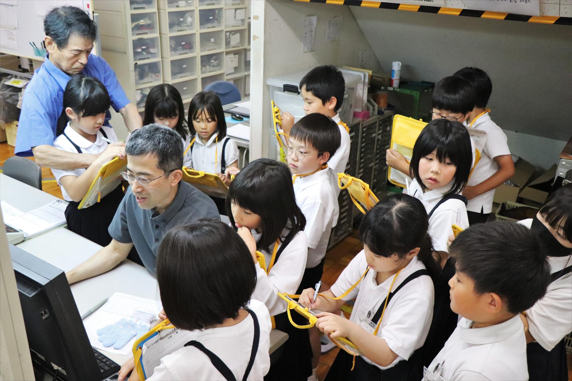 小学生の手袋工場見学