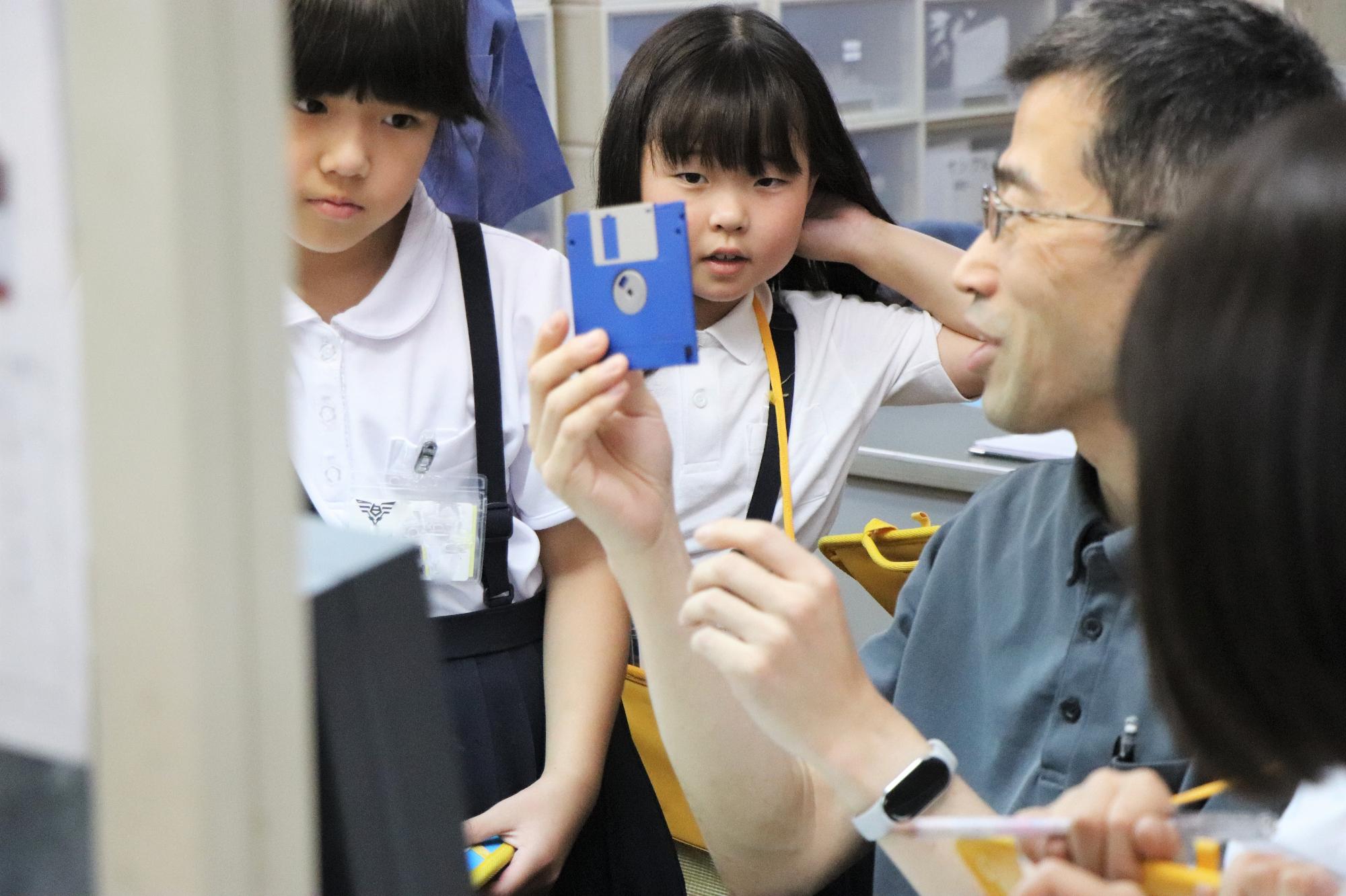 小学生の手袋工場見学