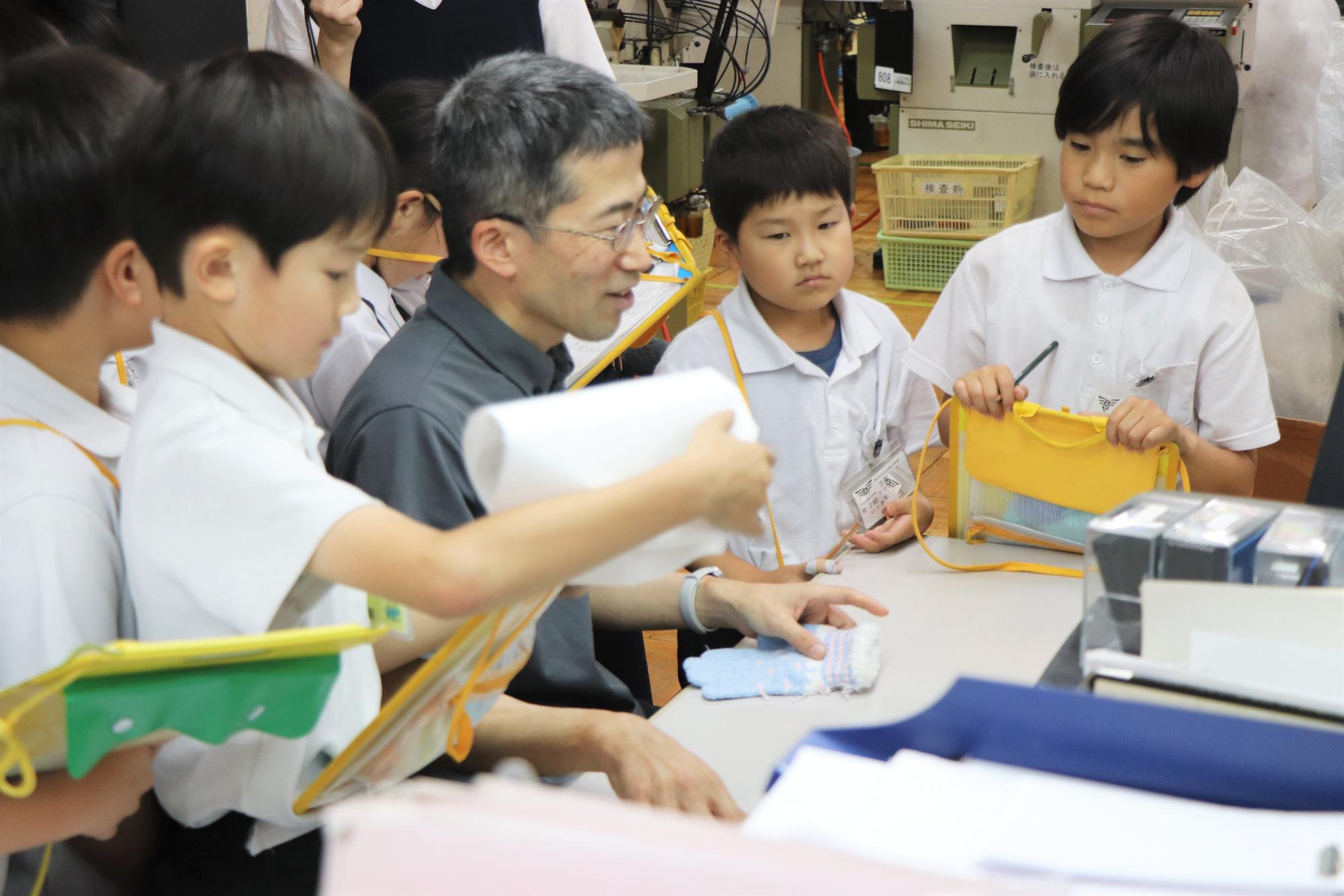 小学生の手袋工場見学