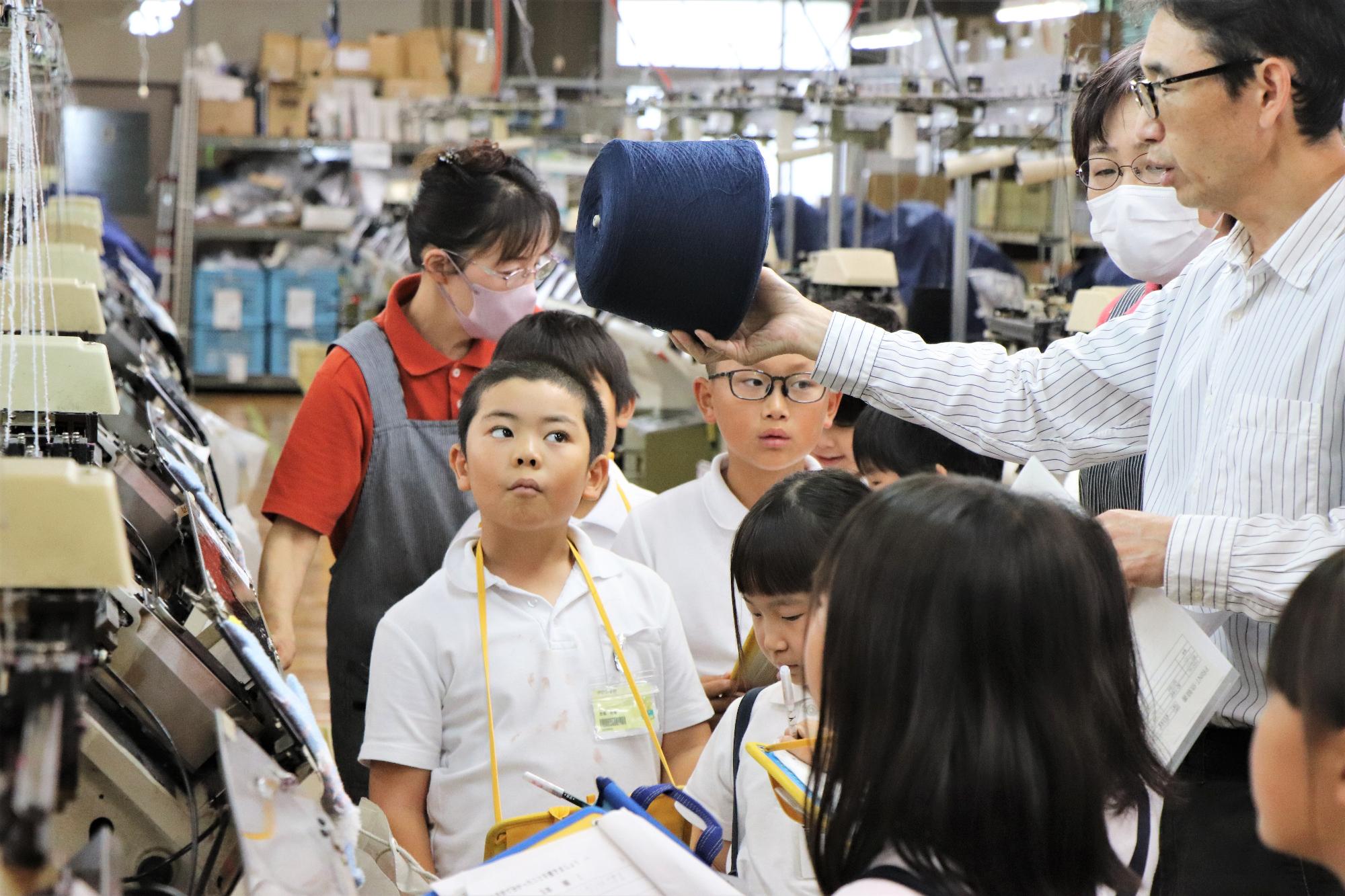 小学生の手袋工場見学