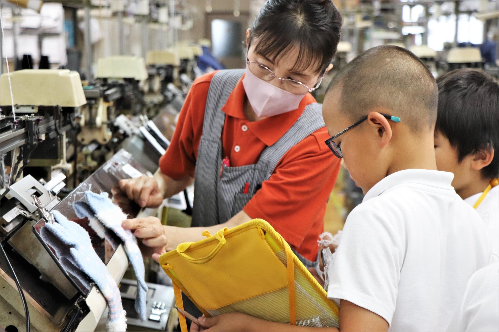 小学生の手袋工場見学
