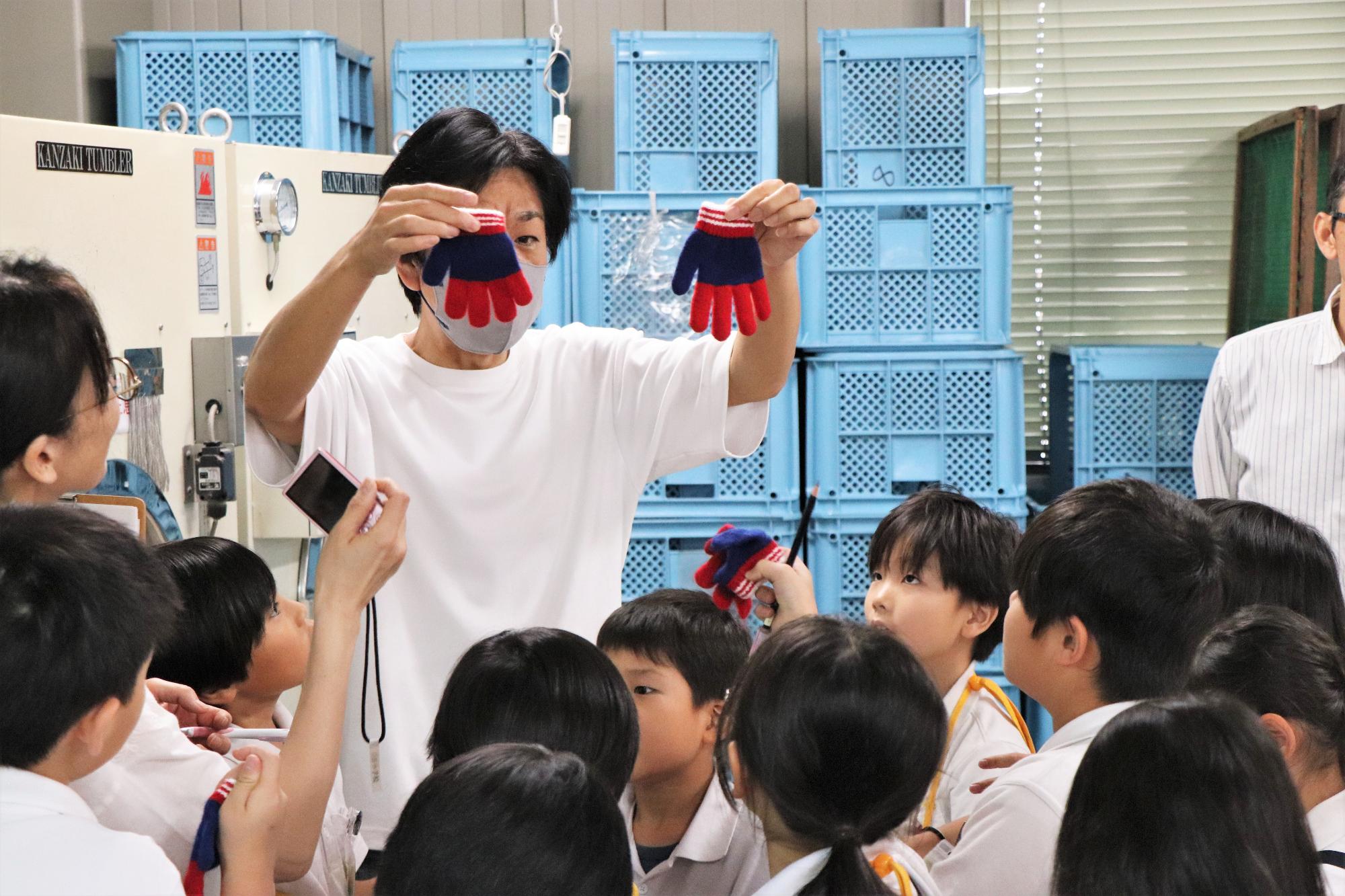 小学生の手袋工場見学