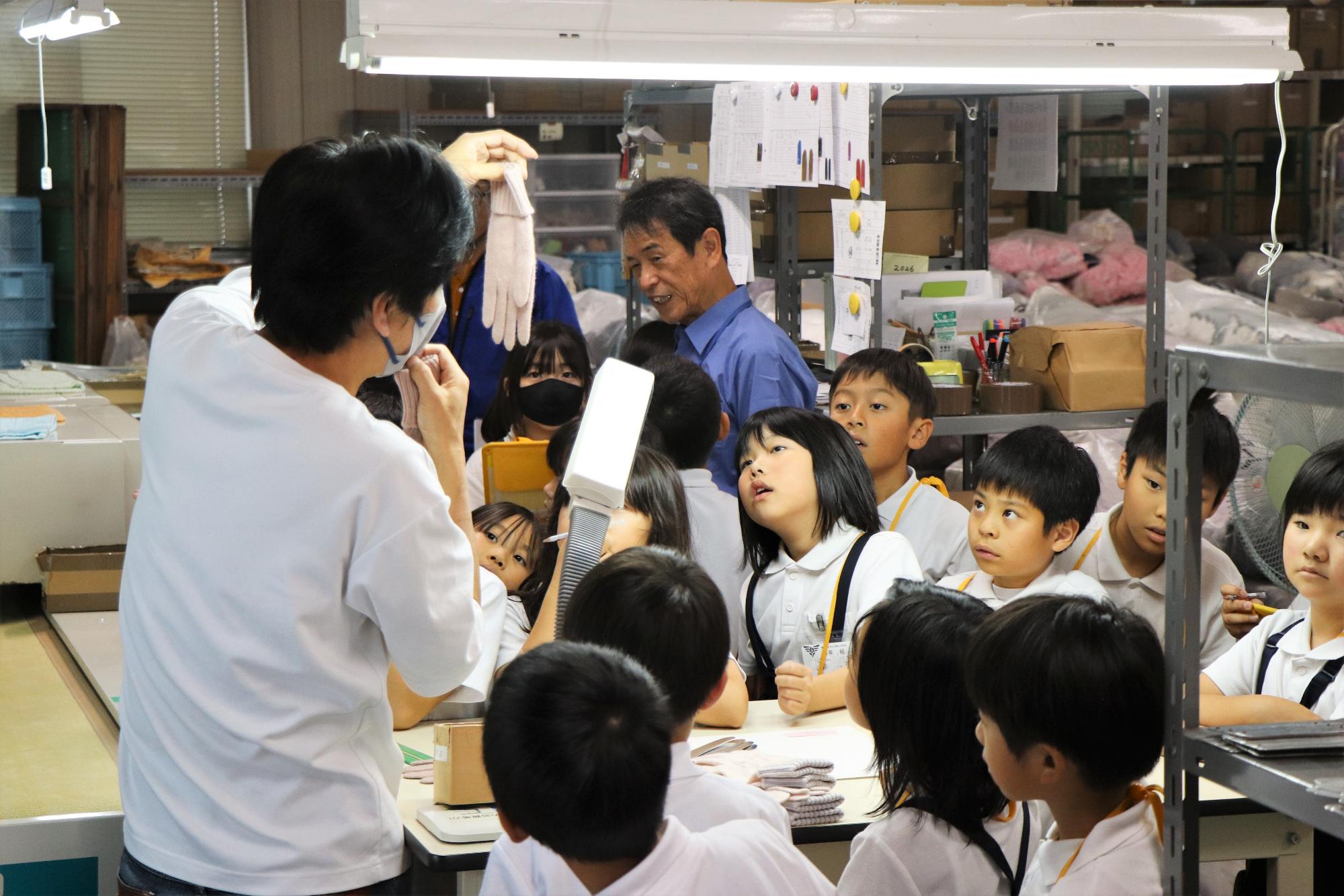 小学生の手袋工場見学