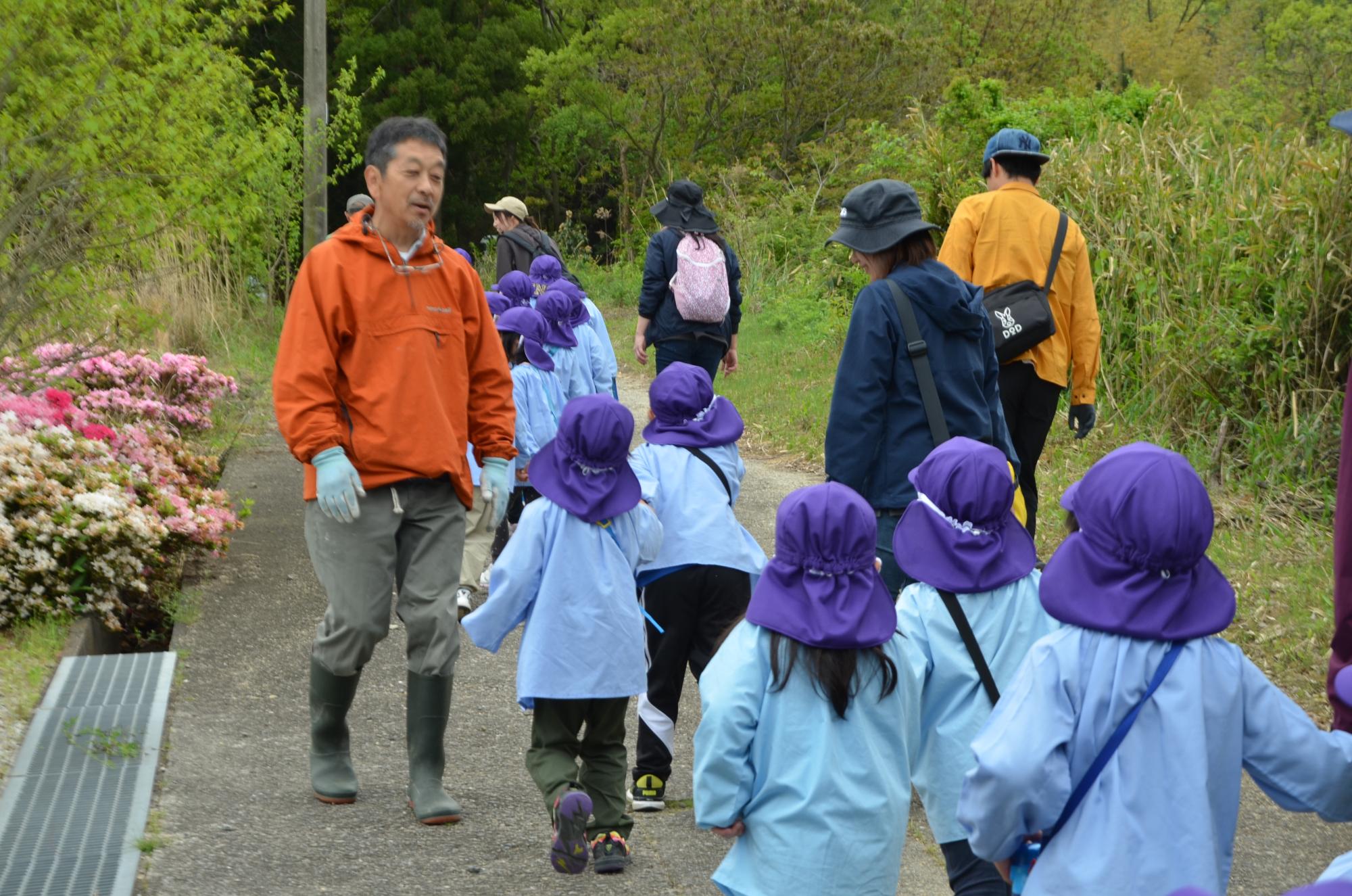 山道を登って目的地へ