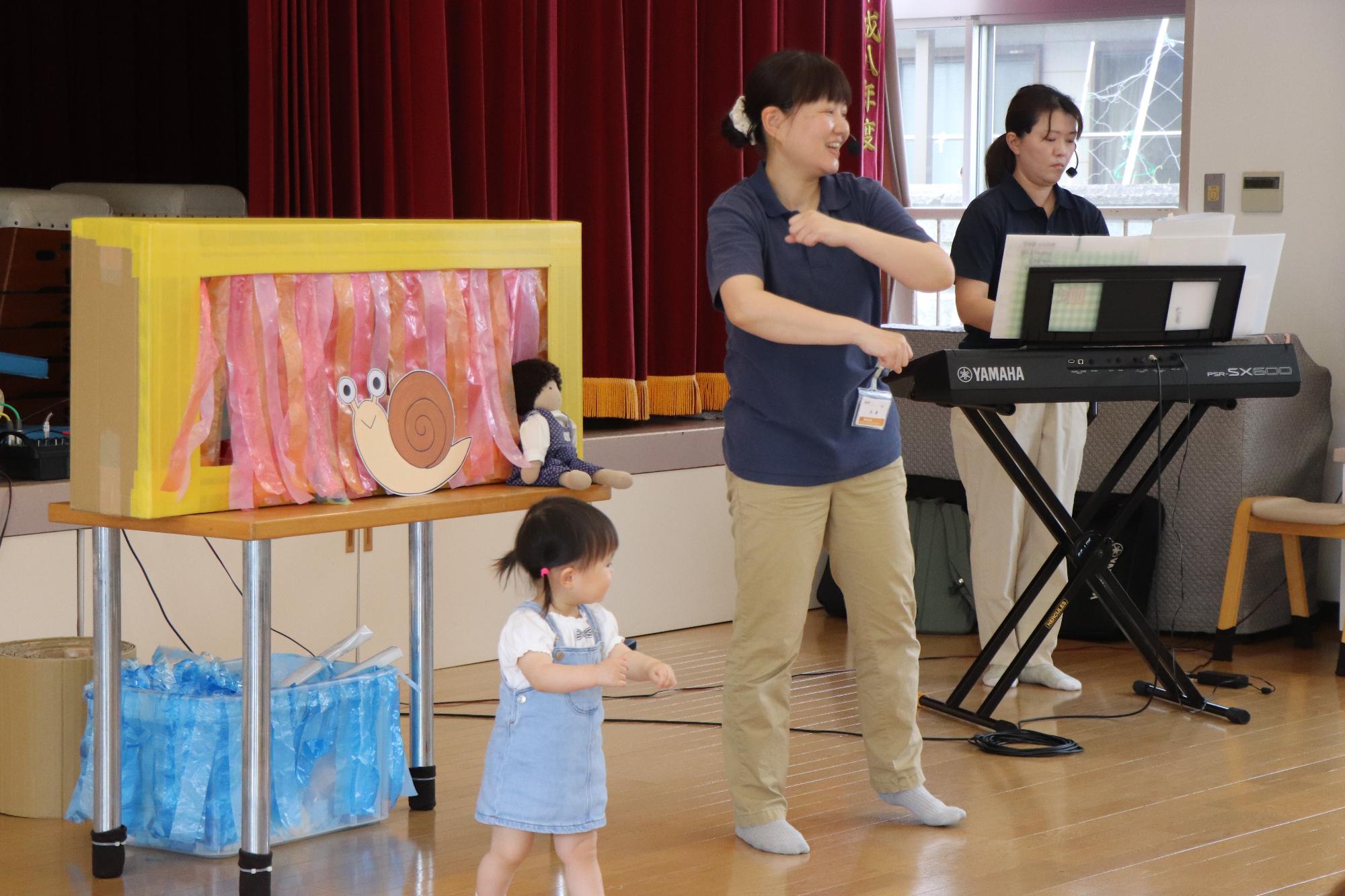 一緒に踊る子ども