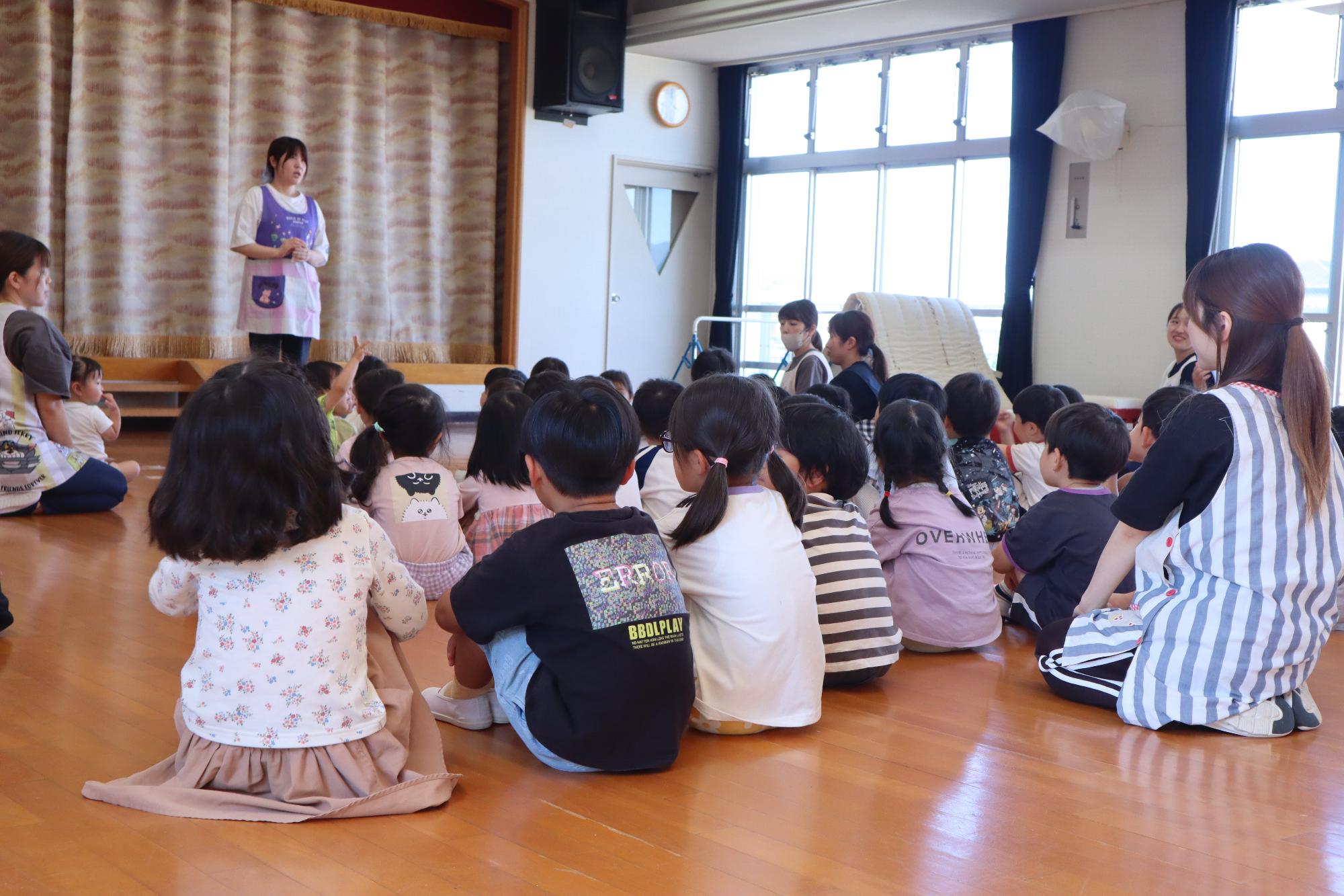 先生の話を聞く園児たち