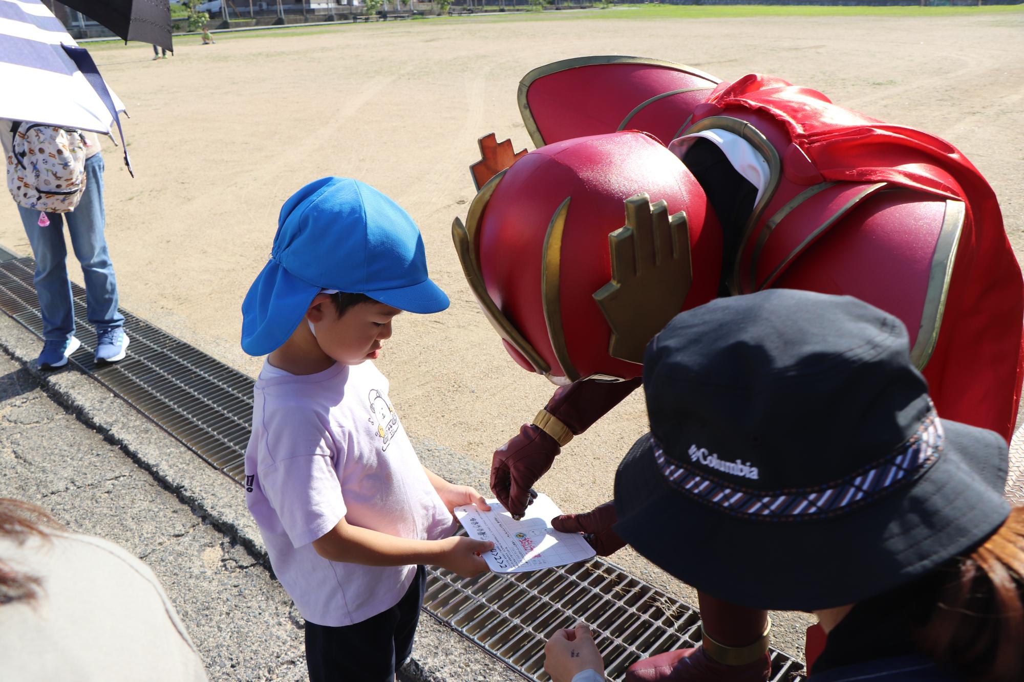 シールを貼ってもらう園児