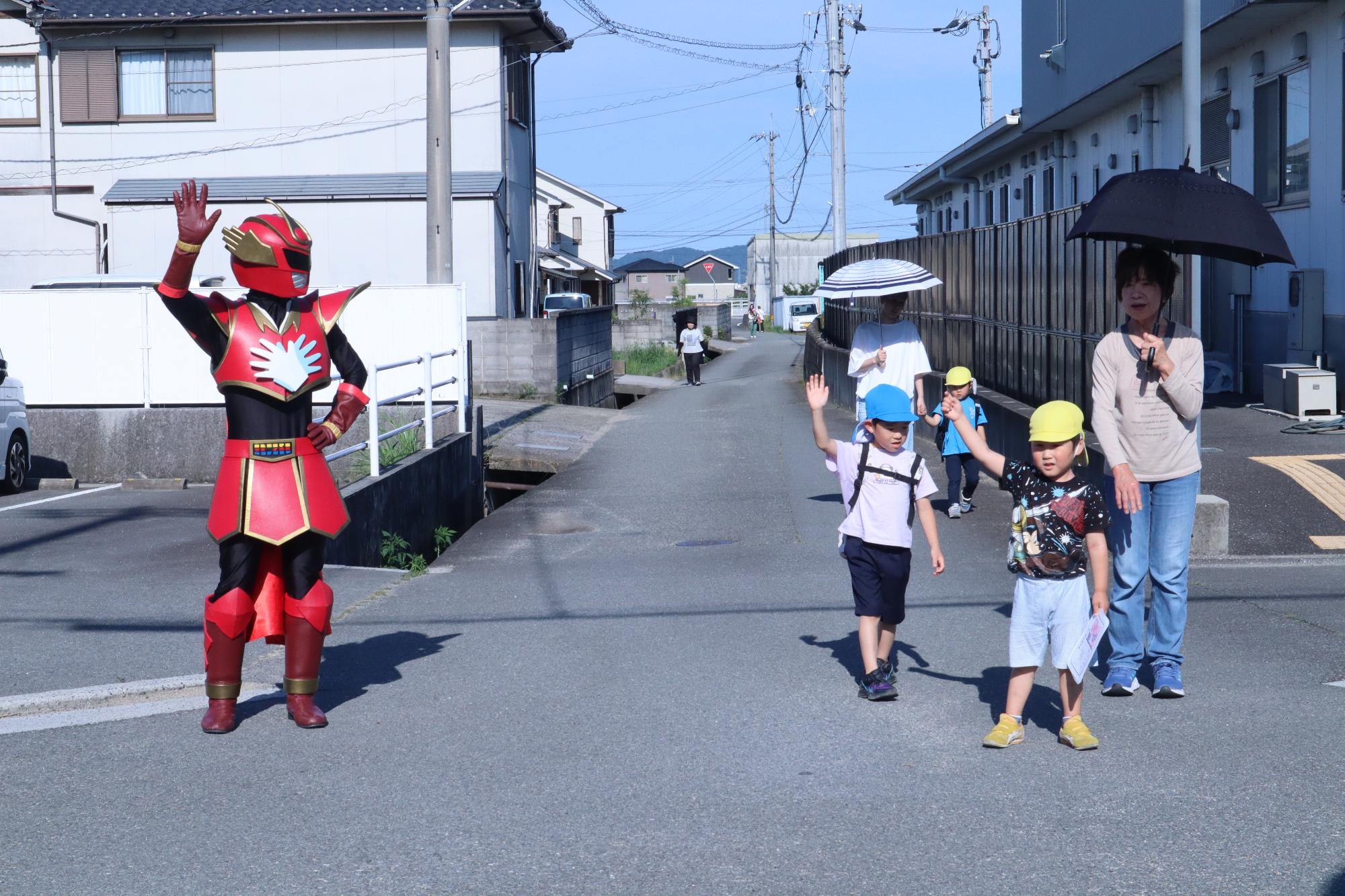 てぶくろマンと一緒にてくてく