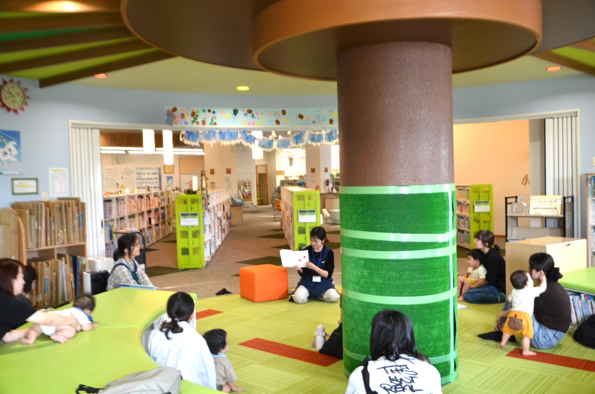 読み聞かせの風景