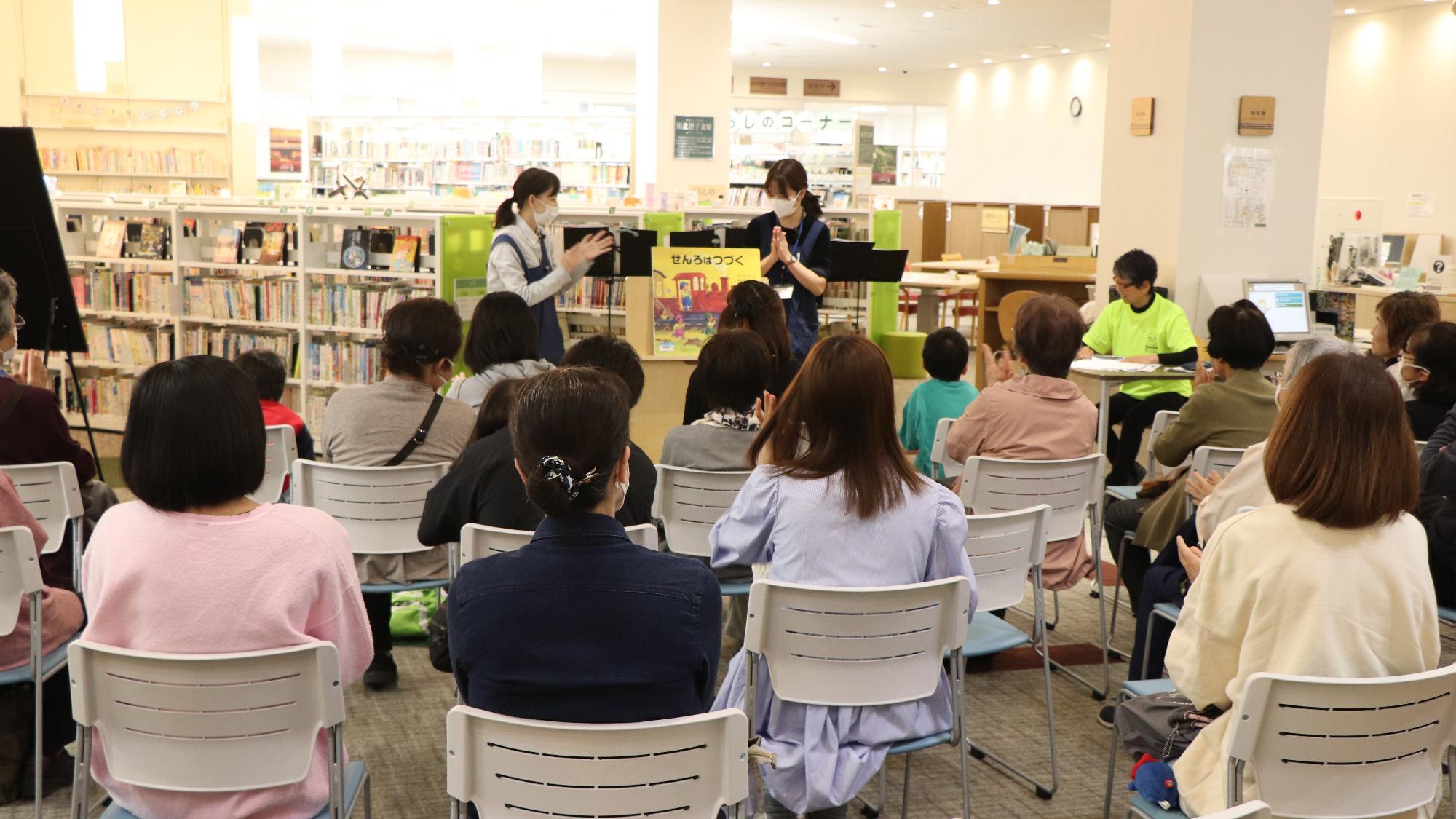 春の図書館📗まつりで「音楽とおはなし会」〜ハーモニカの音色に乗って🎶〜