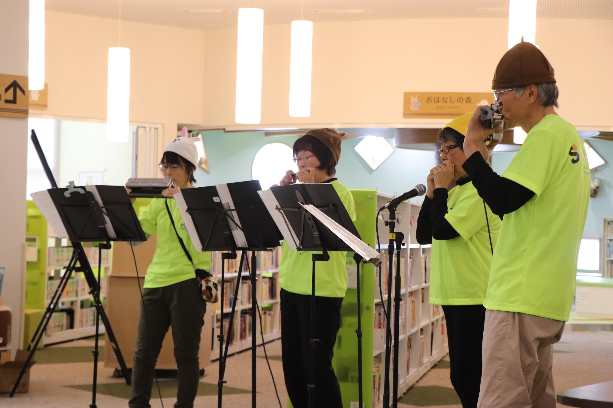はも朗会のみなさんによるハーモニカの演奏