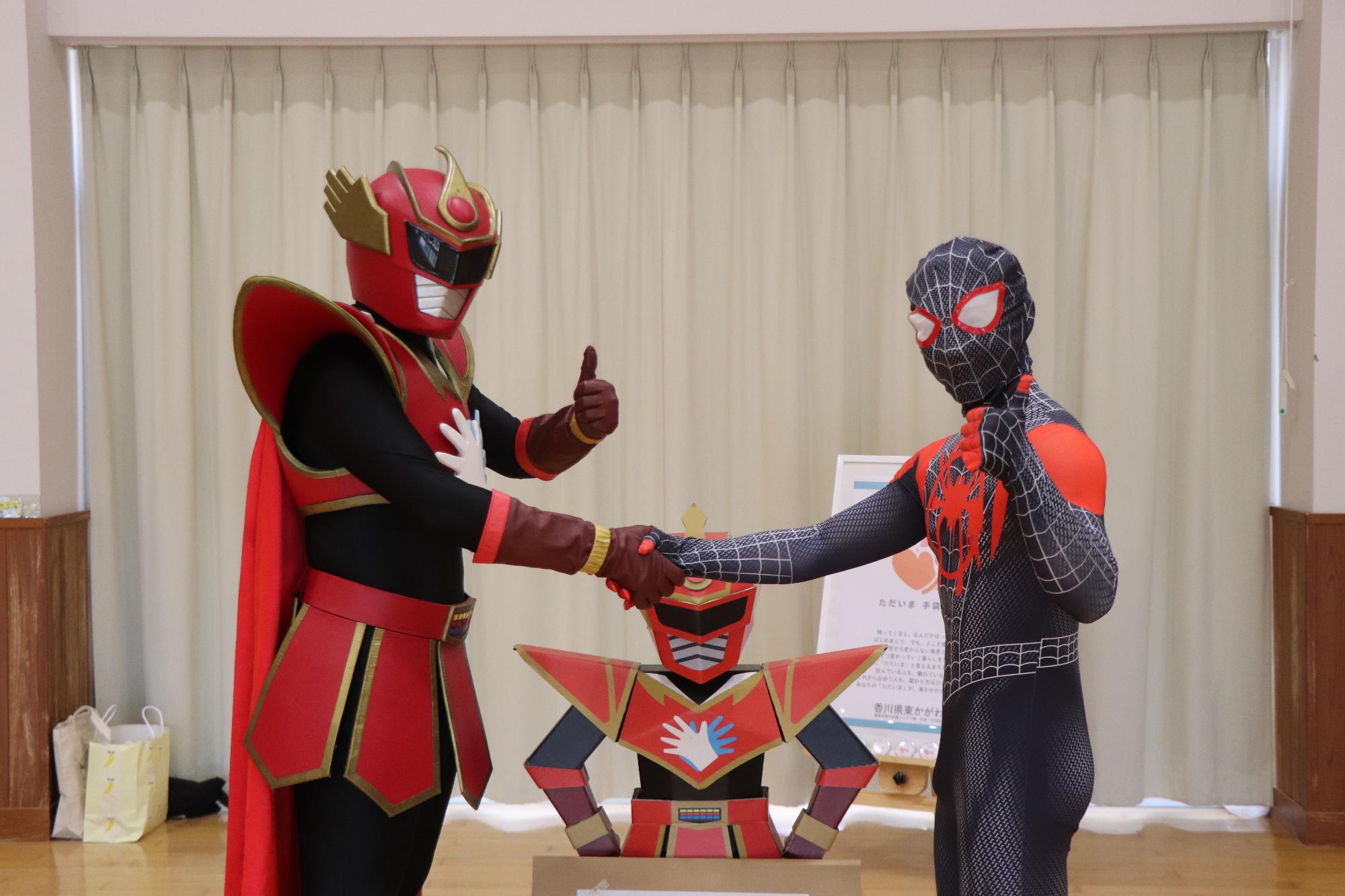てぶくろマンとスパイダーマンが登場