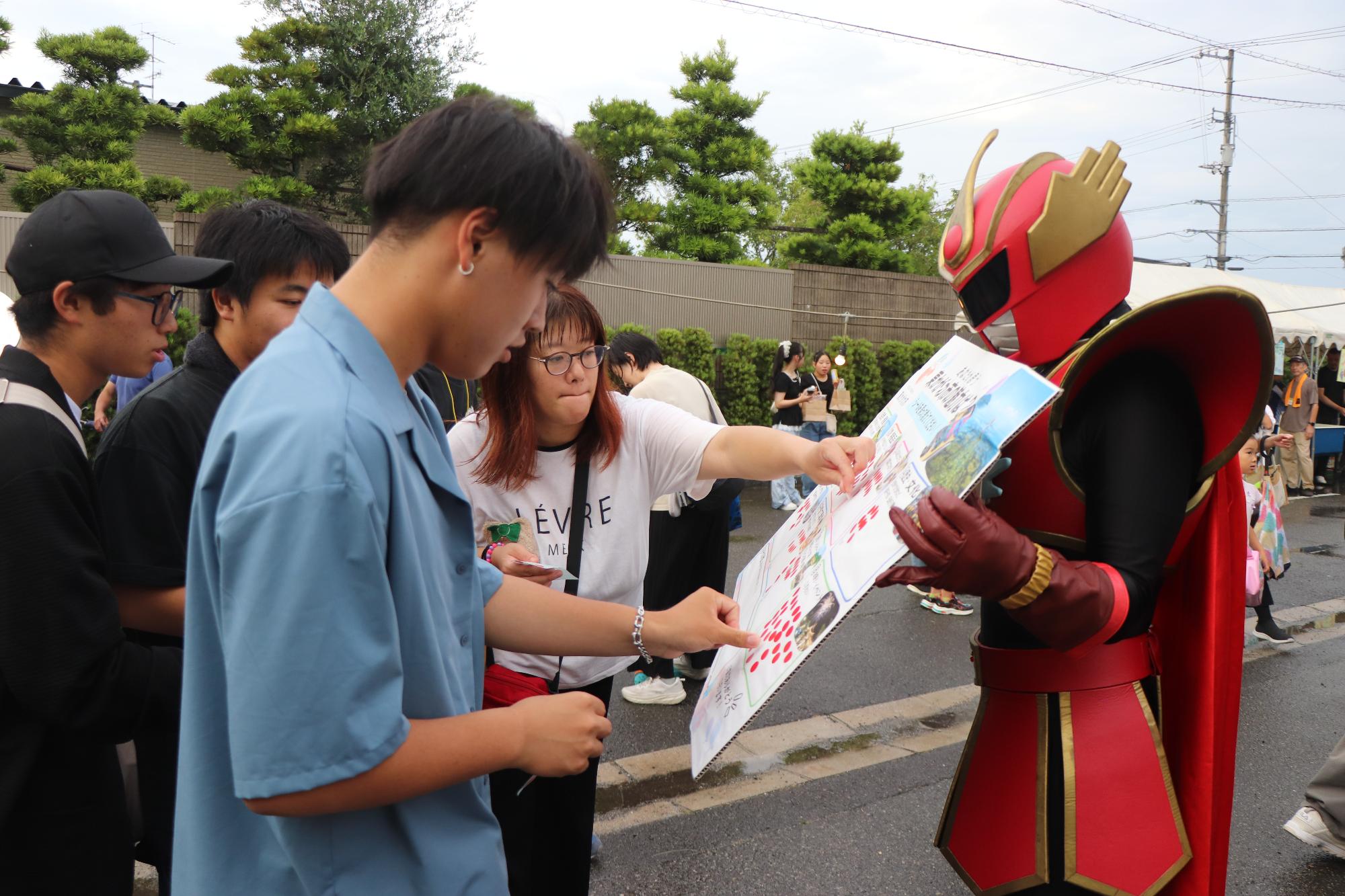 来場者とふれあうてぶくろマン