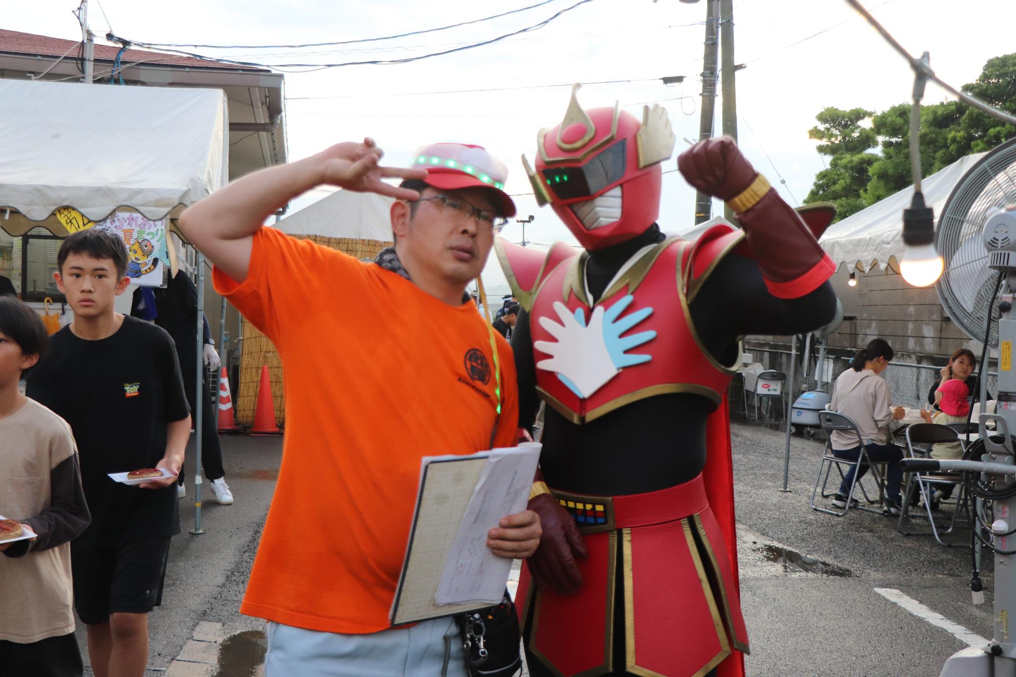 来場者とふれあうてぶくろマン