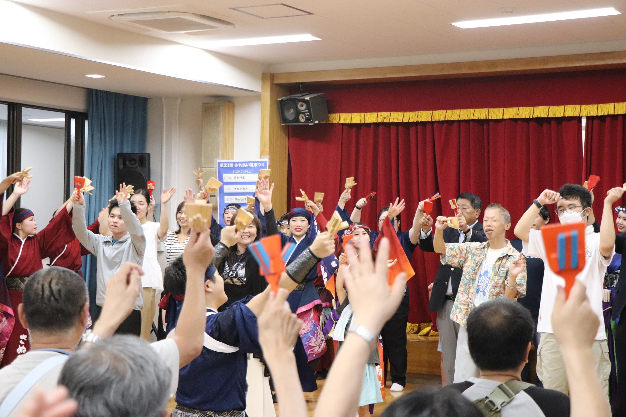さぬき舞人によるよさこいを一緒に踊る来場者