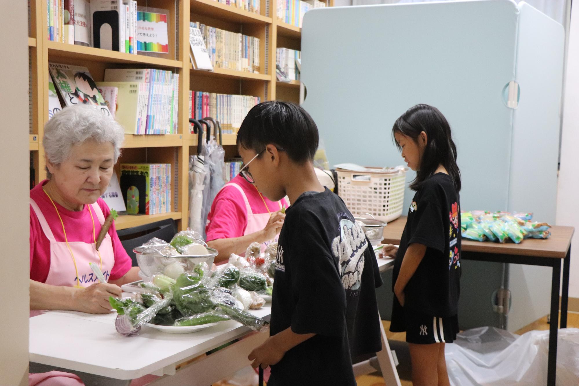 野菜350グラム当てクイズに参加する子ども