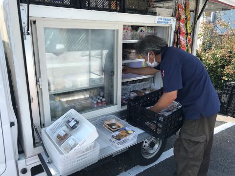 移動販売車への積み込み