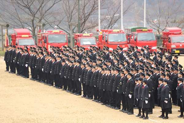 消防出初式にてユニフォーム姿の職員らが整列している様子の写真
