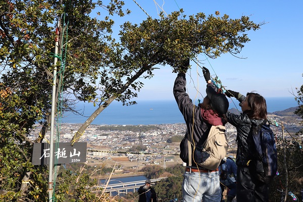 石槌山にあかりを灯す