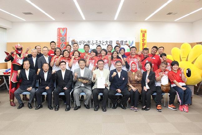 インドネシア柔道インターナショナルチームの皆さんとふるさと大使委嘱式関係者らの集合写真