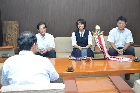 黒田ほのか選手らと歓談する市長の写真