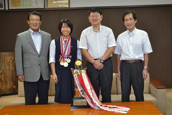 表敬訪問に訪れた三本松高校の黒田ほのか選手らと市長の記念写真