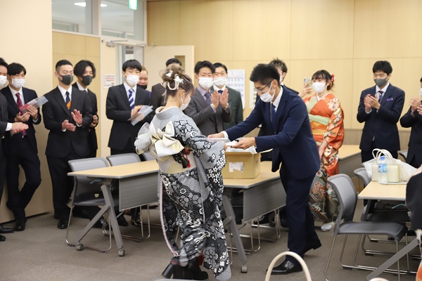 本町小学校の卒業生がタイムカプセルを開封