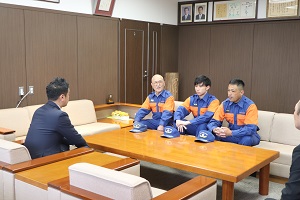 田中さん3世代が市長に表敬訪問している様子の写真