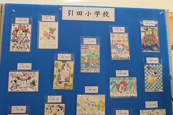 引田小学校の児童からの作品が展示されている写真