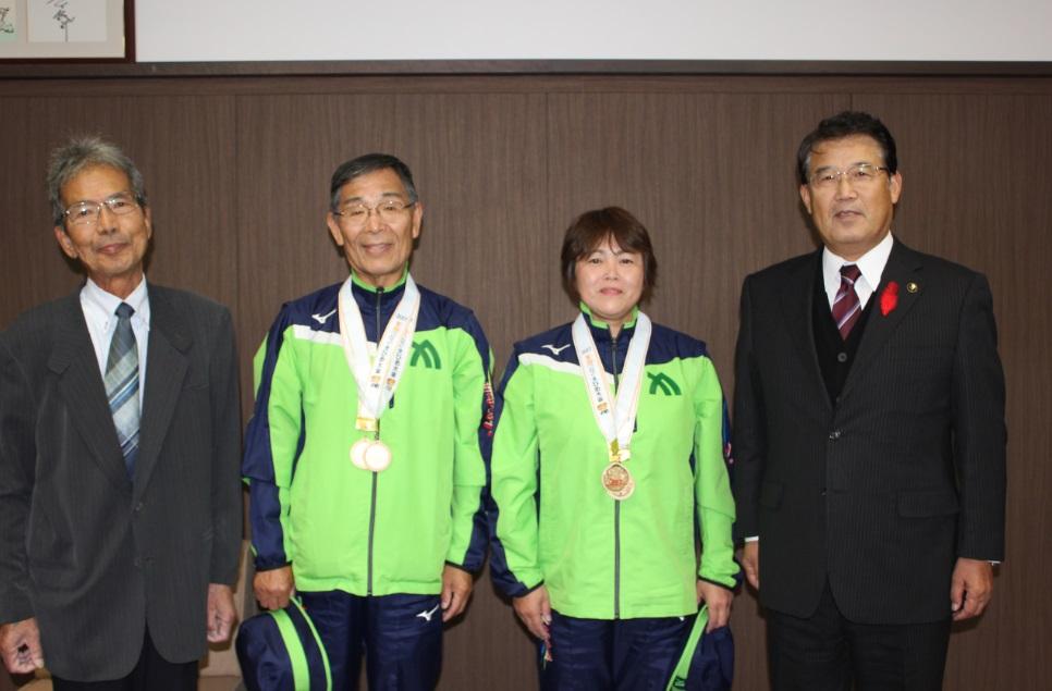 工藤寿生さんと池田美賀代さんが金賞の報告に訪れた際の記念写真