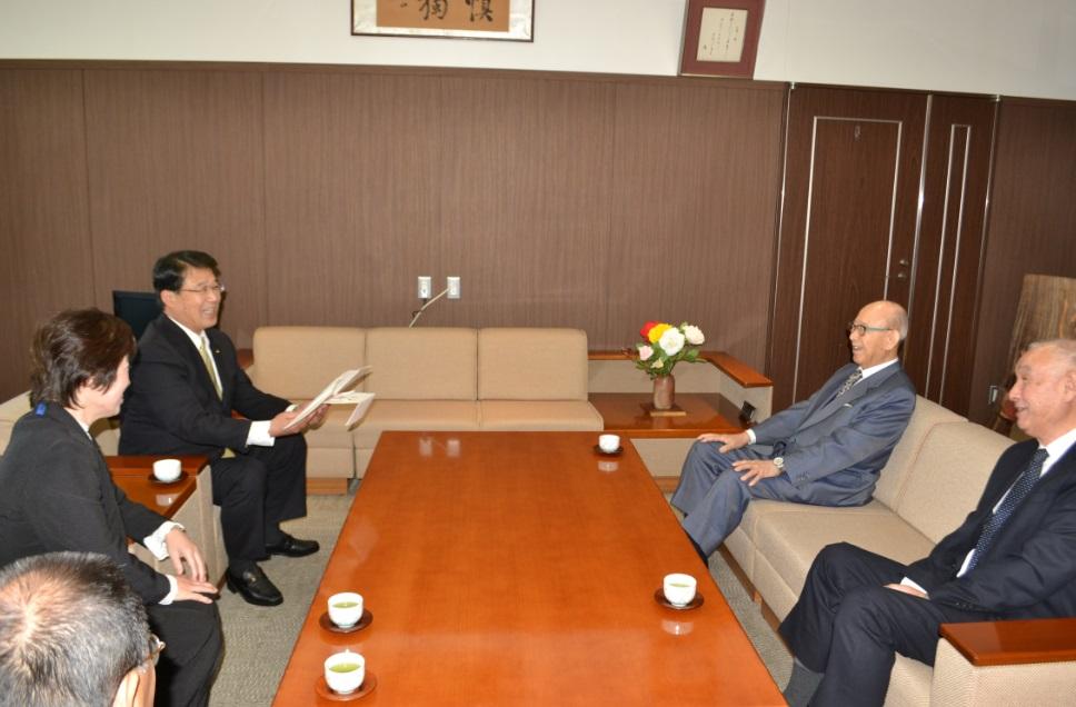 帝國製薬株式会社の社主赤澤庄三氏らと懇談する市長の写真