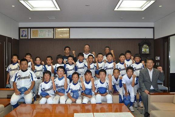 表敬訪問された白鳥本町少年野球クラブの皆さんと市長の集合写真