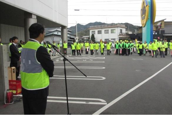 市長が交通安全キャンペーンの関係者らの前で挨拶している様子の写真