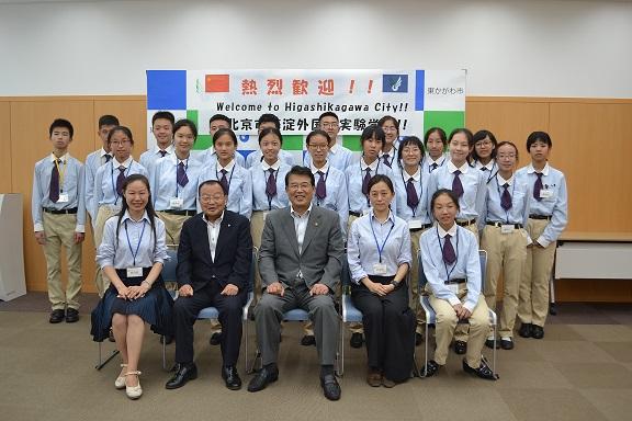 中国北京市海淀外国語実験学校の皆さんと市長の集合写真
