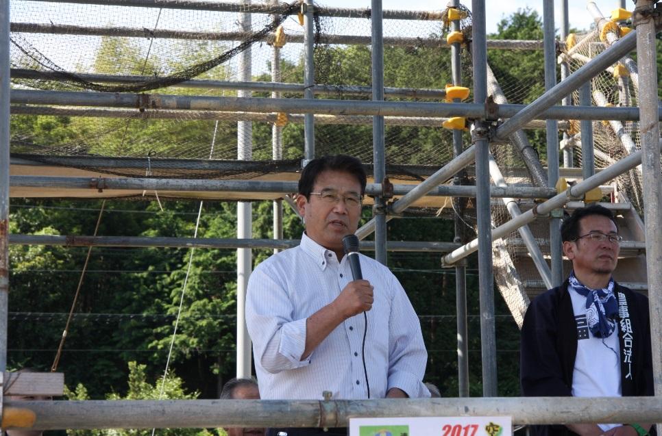 空ちゃん田んぼの田植え式で挨拶をする市長の写真