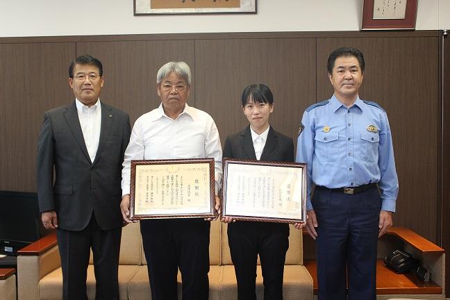 感謝状を贈呈された赤澤信幸さん、未来さんと市長、蓮井洋樹署長の記念写真