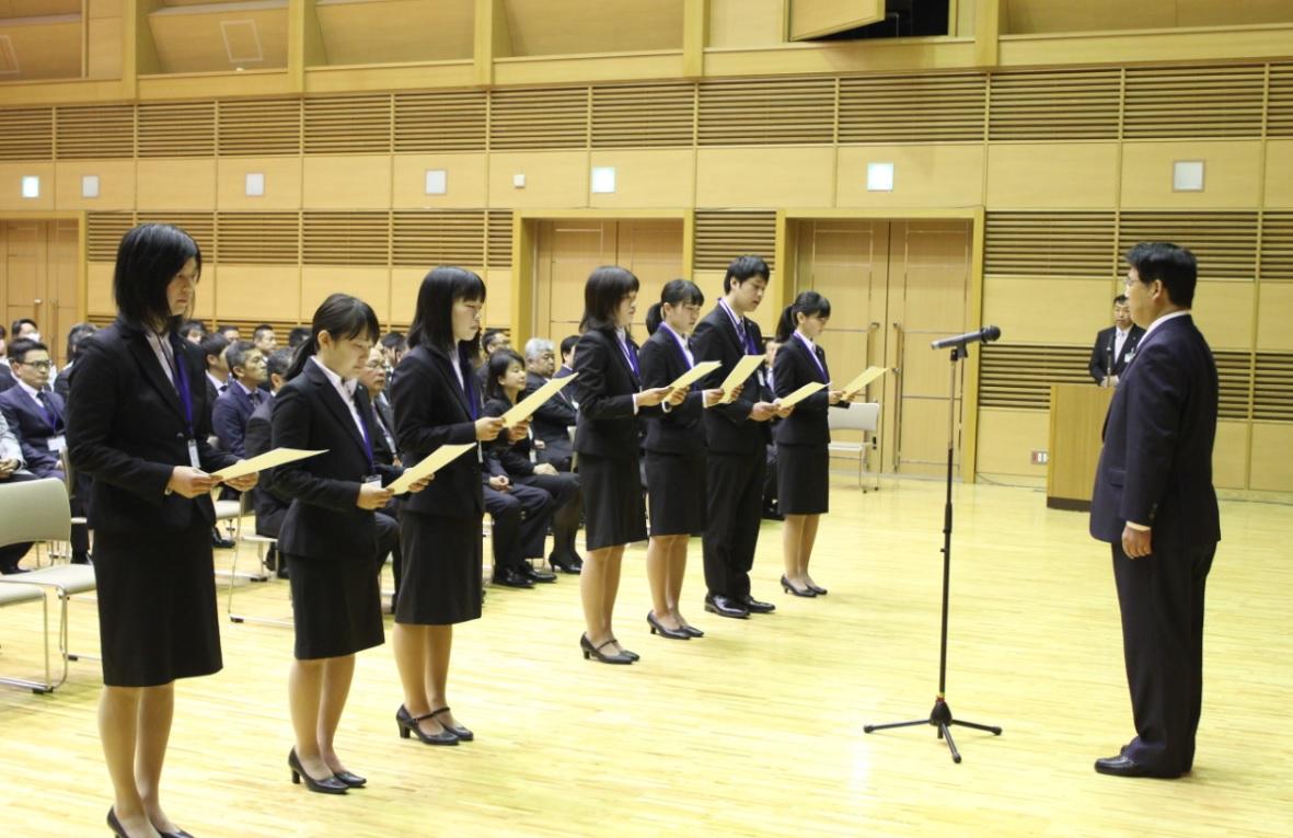 辞令交付式が行われている様子の写真