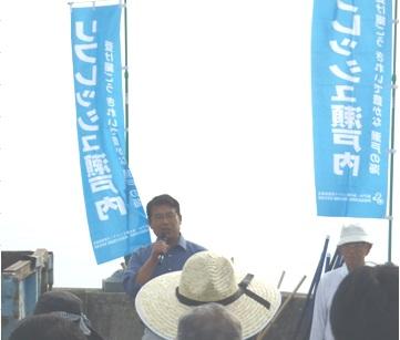 海岸清掃活動参加者らの前で挨拶をする市長の写真