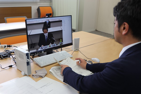 上村市長が知事と県内の8市長とウェブ会議をしている様子の写真