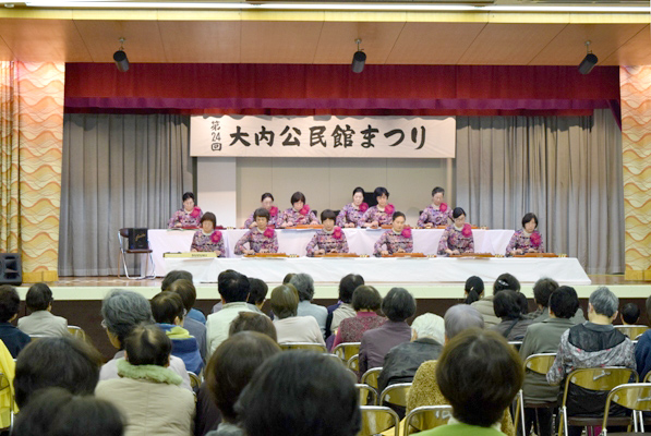 大内公民館まつりのステージで講座生らが大正琴を披露している様子の写真