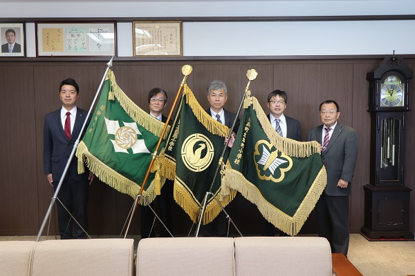 3校長がそれぞれの校旗を上村一郎市長に返納した際の集合写真