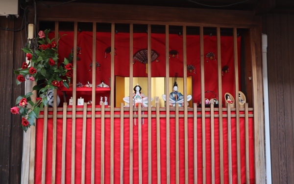 軒先に飾られた引田雛人形の写真