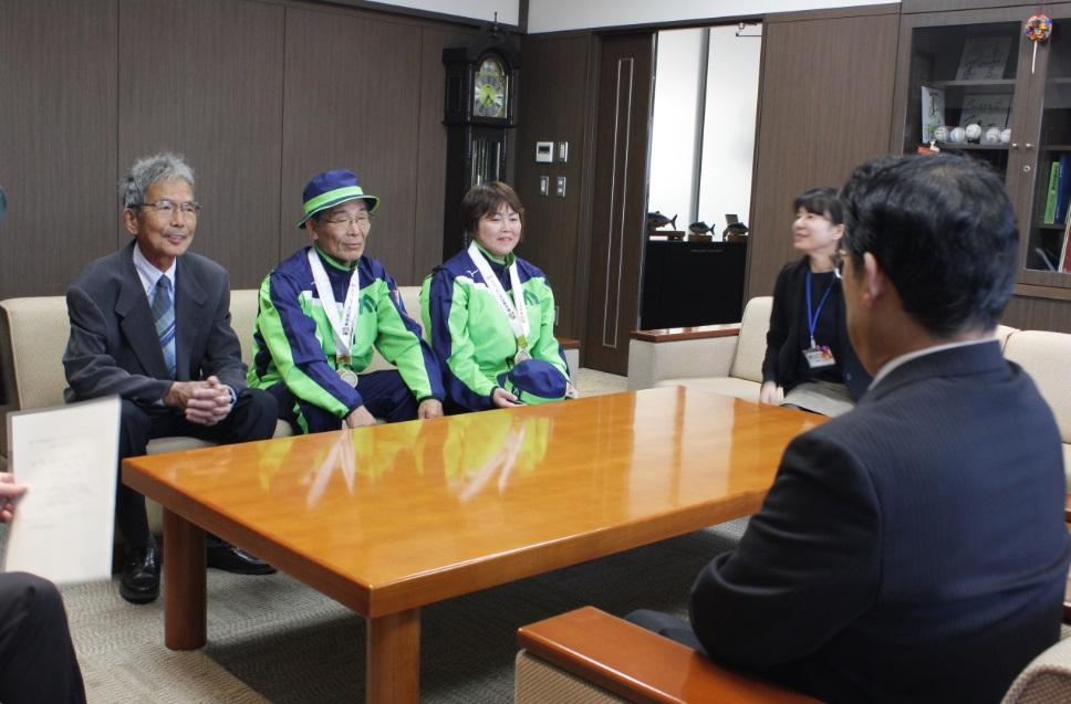 工藤寿生さんと池田美賀代さんが市長らと歓談している様子の写真